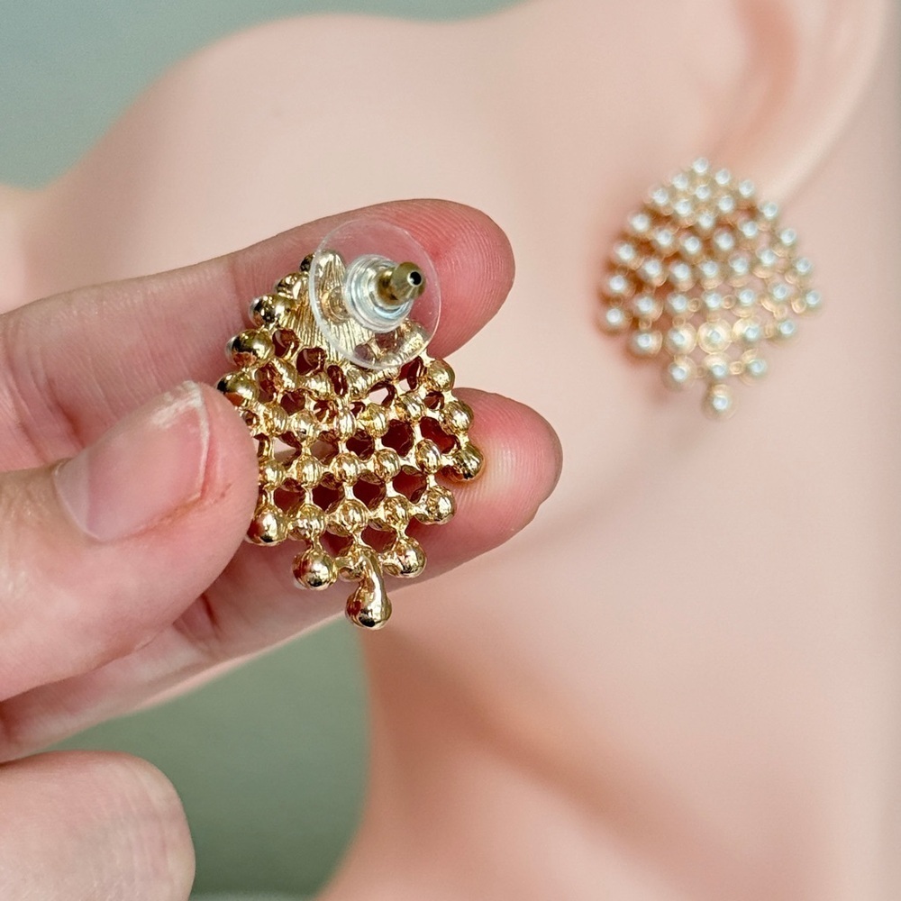 Elegant Gold and Pearl Earrings - Picture 5 of 8